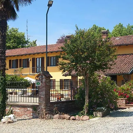 לינה וארוחת בוקר Cascina Baraggione 3*